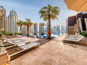 Bazén v ubytování Amazing 1 BD in Marina Gate 2 Dubai Marina nebo v jeho okolí