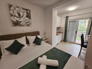 Un dormitorio con una cama grande con una cruz. en Apartments Kovač, en Makarska