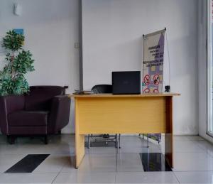 バンドンにあるOYO Life 93855 Apartement The Jarrdin By Apt Propertyのノートパソコン付きのオフィスのデスク