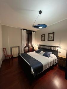 una camera con un grande letto e una luce blu di Casa Garruba Central Station a Bari