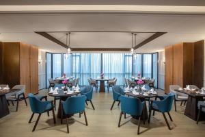 郑州高新皇冠假日酒店餐厅或其他用餐的地方
