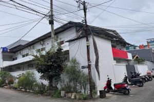 a group of motorcycles parked in front of a building at Hotel O Kost Reski 2 Near Tugu Perbatasan Takalar - Gowa in Rambia