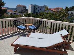 2 stoelen en een bank op een balkon bij Apartments Mali Dvori in Srima