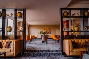 布拉格Grand Hotel Prague Towers - Czech Leading Hotels的带沙发的大堂和用餐室 更多33张照片