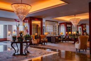 布拉格Grand Hotel Prague Towers - Czech Leading Hotels的酒店大堂里有一张桌子和椅子
