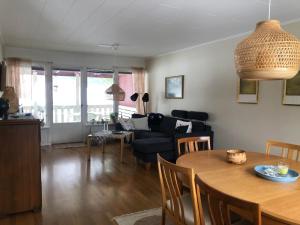 een woonkamer met een tafel en een bank bij Villa Marlise in Hammarstrand