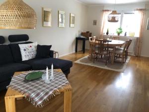 sala de estar con sofá y mesa en Villa Marlise en Hammarstrand