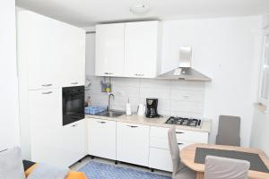 Kuchyň nebo kuchyňský kout v ubytování Apartment Oscar