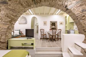 a living room with an archway and a dining room at Crossroads Inn Traditional Lodging in Tripótamos