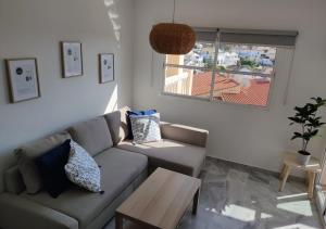 sala de estar con sofá y mesa en Best apartment ever in El Faro de Mijas en Mijas Costa