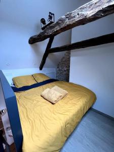 Ένα ή περισσότερα κρεβάτια σε δωμάτιο στο Maisonnette dans vieux village