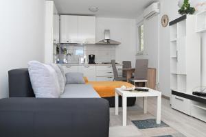 sala de estar con sofá y mesa en Apartment Oscar en Mokošica