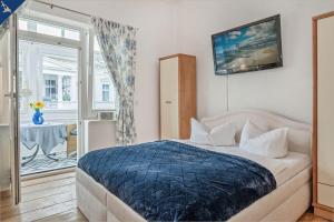 um quarto com uma cama com um edredão azul em Haus Mertin Whg 2 Seewind em Heringsdorf