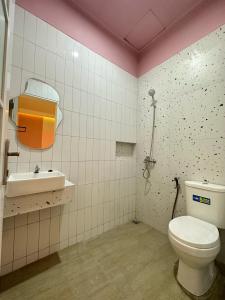 Hotel Plampitan في سيمارانغ: حمام مع مرحاض ومغسلة