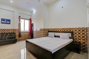 una camera con un grande letto di OYO S.R Group Of Hotel a Kānpur