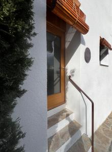 uma porta de madeira num edifício com uma escada em Bergerie casitas suite em Canet-en-Roussillon