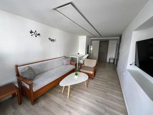 - un salon avec un canapé et une table dans l'établissement Emporio New Classic 1Bd Santorini Stylish Apt, à Emporio