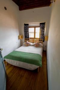 - une chambre avec un grand lit et une fenêtre dans l'établissement Palazzo Leopardi, à Florence