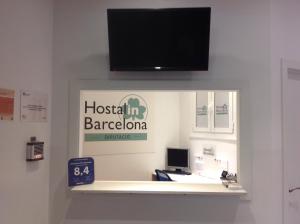Televízia a/alebo spoločenská miestnosť v ubytovaní Hostalin Barcelona Diputacion