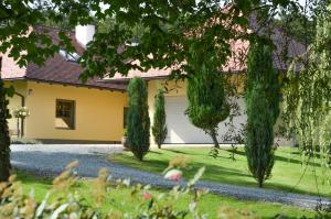 Taman di luar APARTMENT KLAGENFURT Landhaus Wulfenia - with Free Parking, Sauna, Smart-TV and Air Conditioning