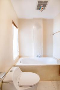 La salle de bains est pourvue de toilettes et d'une baignoire. dans l'établissement AMP Beach House, à Nusa Penida