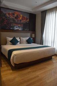 Rúm í herbergi á Dees Boutique Hotel