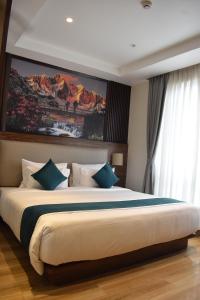 Rúm í herbergi á Dees Boutique Hotel