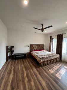 una camera con letto e ventilatore a soffitto di Vale of Kashmir Homestay a Srinagar