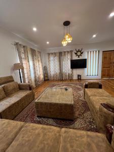 un soggiorno con divano e tavolo di Vale of Kashmir Homestay a Srinagar