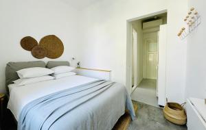 Jardin Rooms客房内的一张或多张床位