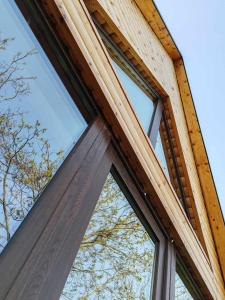 錫蓋特堡的住宿－Woody，树底楼的一个窗户