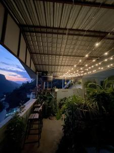 d'un balcon avec une table, des chaises et des lumières. dans l'établissement Ashraya Boutique Homestay, à Rongli