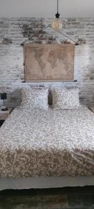 sypialnia z łóżkiem z mapą na ścianie w obiekcie chambre d'hôte La Paisible w mieście Treize-Vents