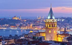 una torre alta con un campanario en la cima de una ciudad en Great Location, Modern 1BR at the heart of Taksim, en Estambul