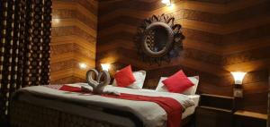 Tempat tidur dalam kamar di Hotel Ankur Plaza Deluxe Lake View Nainital Near Mall Road - Prime Location - Hygiene & Spacious Room - Best Selling