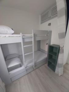 Двухъярусная кровать или двухъярусные кровати в номере Studio 4 pers. bord de plage