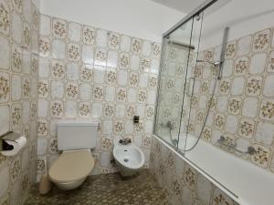 een badkamer met een toilet, een douche en een wastafel bij Holiday flat for skiing couples Triangel D - Parpan Lenzerheide in Parpan