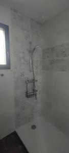 Et badeværelse på chambre d'hôte La Paisible