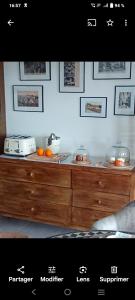 Un mostrador con naranjas encima. en chambre d'hôte La Paisible, en Treize-Vents