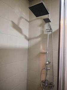 y baño con ducha con cabezal de ducha. en Great Location, Modern 1BR at the heart of Taksim, en Estambul