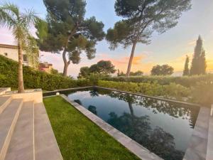 einen Pool im Hof eines Hauses in der Unterkunft Cannes, perfect holiday villa with heated pool in Le Cannet