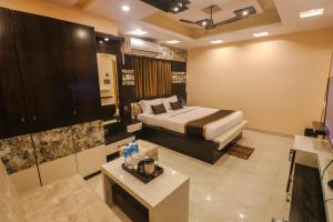 Mohar Residency في kolkata: غرفة نوم مع سرير وغرفة معيشة