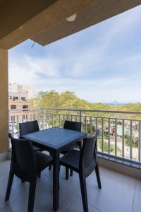 Mellieha Sea View的阳台或露台
