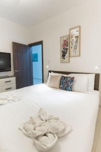 מיטה או מיטות בחדר ב-Mellieha Sea View-Hosted by Sweetstay