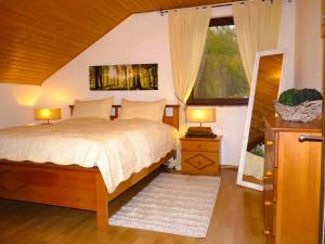 En eller flere senge i et værelse på Ferienwohnung im Wald mit Kamin