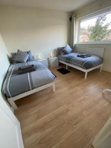 Postel nebo postele na pokoji v ubytování 3 Bed House - Sleeps 6 - Garden - Parking - Wifi