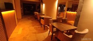 una fila di tavoli e sedie in un ristorante di Erciyes Hotel a Kusadası