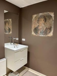 Ванна кімната в Barrierefreie schöne Wohnung im EG