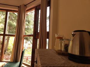 Příslušenství pro přípravu čaje a kávy v ubytování TSUKIMI Homestay, Naggar, Manali