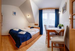niewielka sypialnia z łóżkiem i stołem w obiekcie Kozinówka w Zawoi